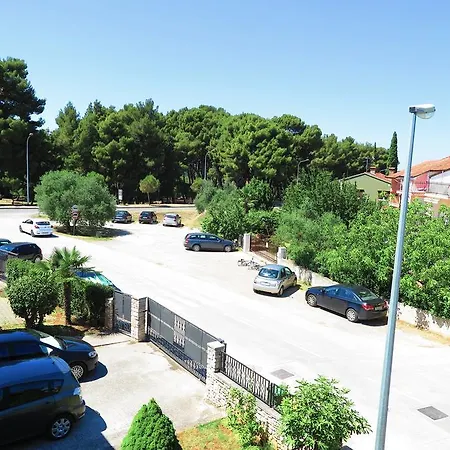 Lara Apartman *